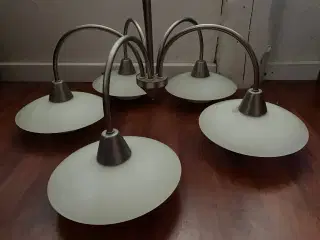 Lampe i mat stål med 5 glasrosetter