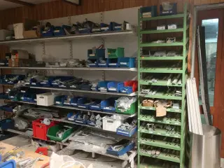 4+1 fag reoler inkl. indhold (hegnstilbehør m.v.) (se billeder)