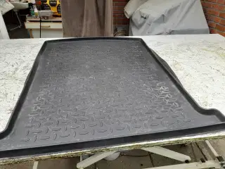 Bagagerumsbakke Avensis.