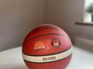 Molten FIBA BG4000 basketball