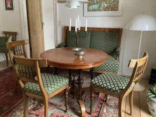 Bord med sofa og 4 stole