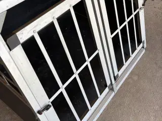Hundetransportkasse i fin stand sælges. 