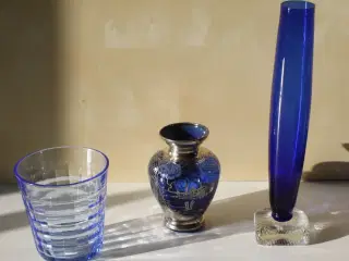 3 forskellige blå glas ting