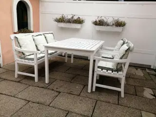Hvide havemøbler med tilbehør