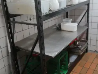 Stålreol inkl. indhold