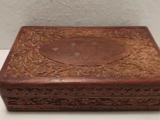 Gammelt håndskåret smykkeskrin i træ. (25x15x7)cm