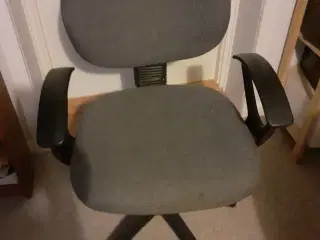 Kontorstol i gråt stof