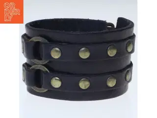 Læderarmbånd med nitter (str. 8 cm)