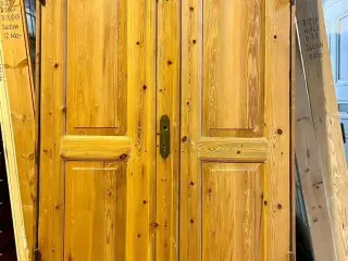 Afsyret dobbeltdør m. karm og langskilte