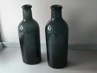 To antikke glas flasker, grønne