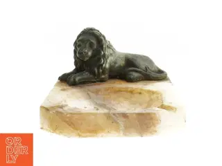 Løvefigur på marmorbase (str.  16x12 cm)