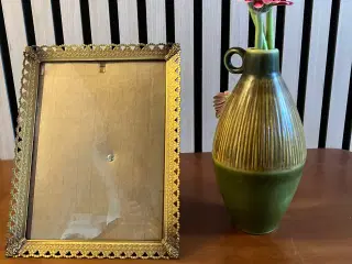 Gammel metal ramme med buet glas.