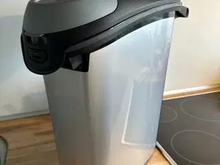 Dog food container