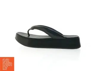 Sorte klipklappere fra Asos (str. 42)