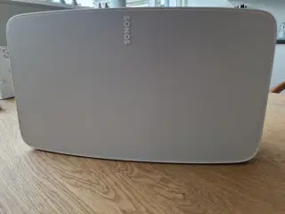 Sonos Five - kan leveres med vægopslag og kabel 