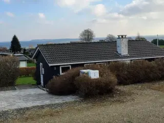 Dejligt sommerhus med panorama udsigt til vandet i Lilleb�lt. Hel�rsudlejning til 6 personer.