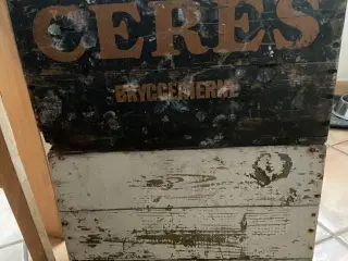 Gamle ølkasser reklamer næsten væk