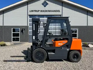 Doosan D30 G med kabine og KUN 57 TIMER FRA NY, MED TIME GARENTI