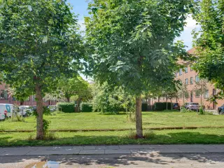 Unik mulighed for stort lager med dobbelt garager centralt på Nørrebro