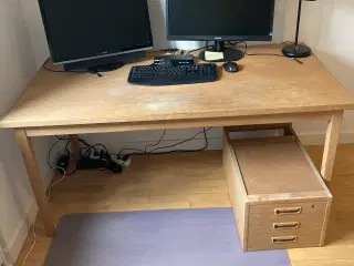 Ældre skrivebord med skuffer