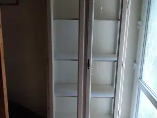 Hvidt dæktøjsskab