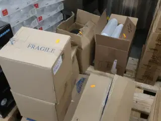 Tallerkner, flasker samt glas