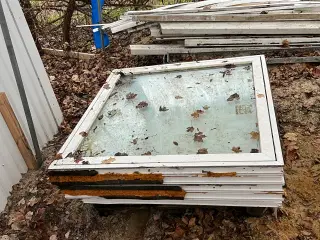 Tre stk plast vinduer med rå glas