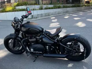 TRIUMPH Bonneville Bobber Black