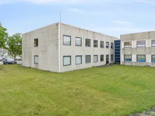 Kombineret lager. kontor og udendørsareal i attraktivt erhvervsområde