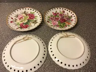 Platter med Rød Blomster motiv og Hulkant