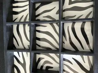 Sættekasse sort med zebra baggrund 