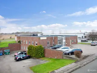 Flot velholdt kontor/lagerlejemål med høj reklameværdi