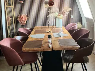 Spisebord i massiv træ
