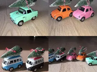 Retro bil med juletræ på tag
