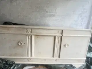 Beige fransk stilet skænk