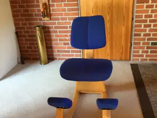 Stokkestol med blåt stof