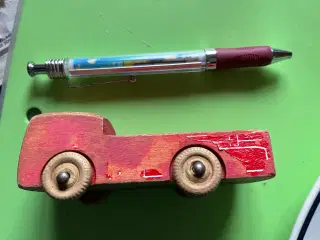 Lille, rød, afskallet træ-legetøjsbil. Giv bud.