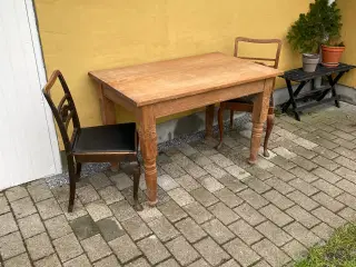 Egetræsbord og 2 stole 