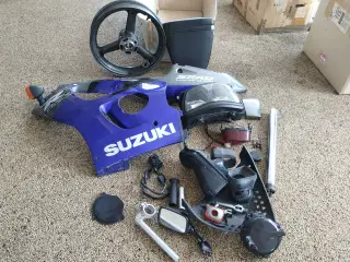 Diverse skjolde m.v. til Suzuki GSX 600R. ( 50%) 
