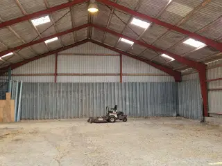 Lagerhal beliggende tæt på motorvejsnet.