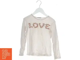 Langærmet bluse med &#39;LOVE&#39; print fra Mm (str. 122)