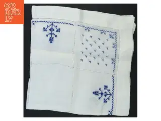 Broderet borddug (str. 52 x 51 cm)