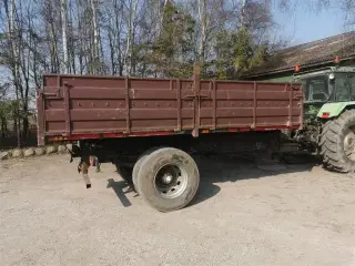 - - - Lastbiltipvogn med stålsider