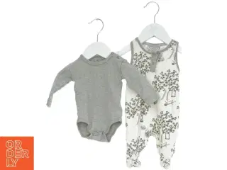 Babysæt med grå heldragt og mønstret sparkedragt fra Fixoni (str. 56)