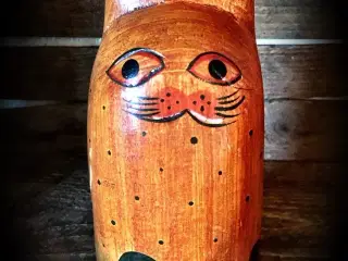 * Gammel kat - i teaktræ