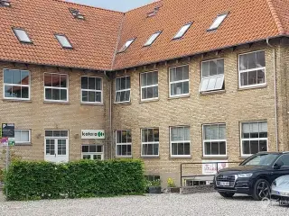 Kontor i gammel fabrik - Totalrenoveret – 201 kvm - Parkeringsplads lige bag ejendommen.