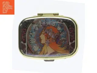 Lille pilleæske med udsmykning (str. 5,5x4,5x1,5 cm)