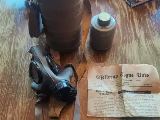 Gasmaske 1939 + Gjellerup Sogns Avis fra 1943