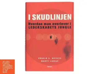 I skudlinjen : hvordan man overlever i lederskabets jungle (Bog)
