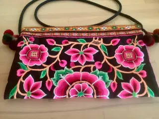 Skuldertaske med blomster.